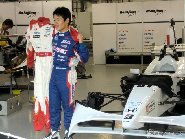 掛け持ち参戦ドライバーは着替えもままならぬ?(山本尚貴選手)