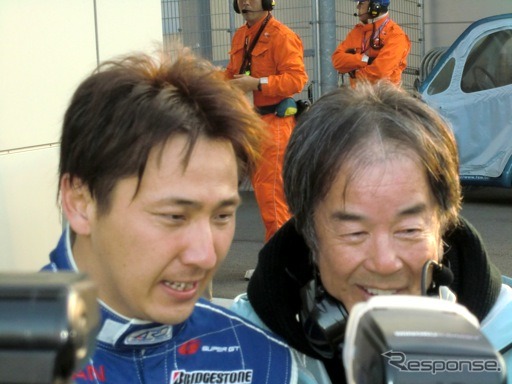 GT500レース2のポール獲得を喜ぶ、松田と星野一義インパル監督