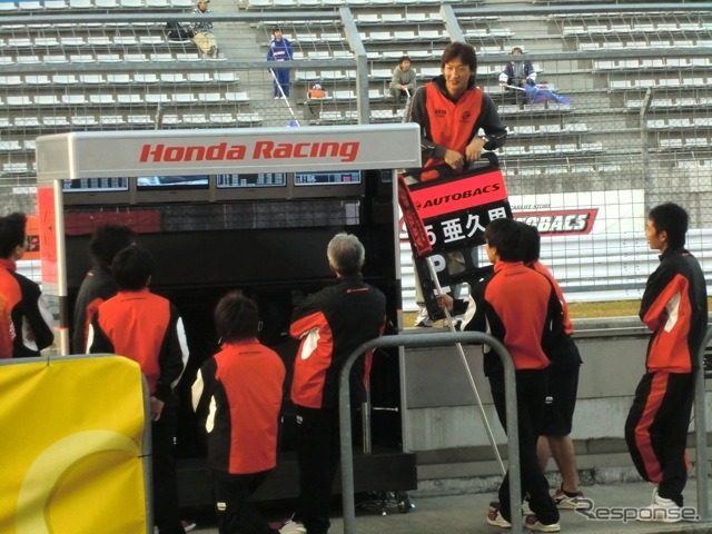 レジェンドカップ予選での鈴木亜久里のサインボード係は、スーパーGT&Fニッポン現役の井出有治が務めた