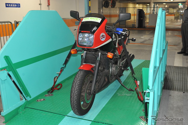 前進入庫前進出庫のコンベア式立体駐車場でオートバイ駐車を可能にする「バイク・パーキング・トレイ」　撮影＝中島みなみ