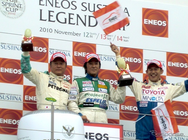 レジェンドカップのレース1。左から2位の関谷正徳、優勝の影山正彦、3位の黒澤琢弥