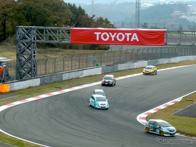 07〜08年のF1開催時以来、コース上のブリッジ看板にもメーカー名が