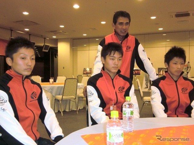晴れの舞台、鈴木亜久里がARTAの若手有望選手を披露。左から野尻智紀、石川京侍、清原章太。「5年後にはトップカテゴリーで走れるくらい、頑張ってほしい。それができる選手たち」と太鼓判だ。5位だった自身のレジェンドカップ・レース1については、「カンペキ。トラ(高木虎之介選手)にオカマほられなければなあ(笑)」と回顧
