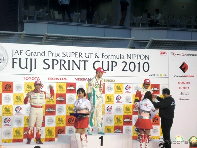 ニッポンのレース2表彰式。左から2位の山本、優勝ロッテラー、3位の井出