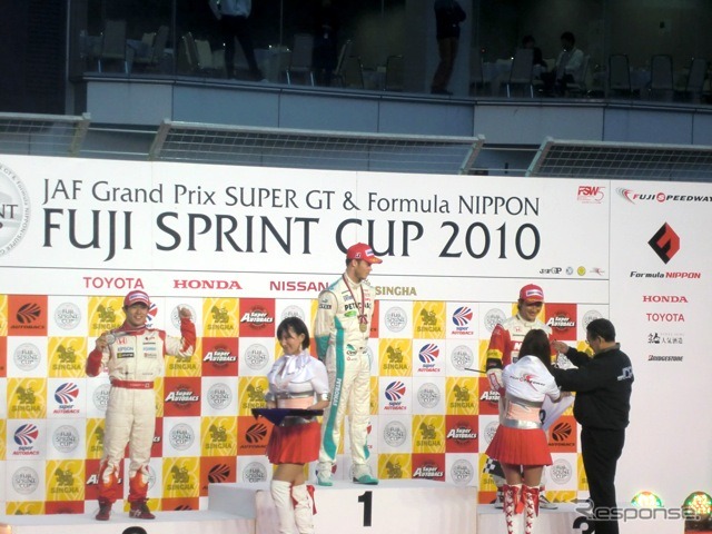 ニッポンのレース2表彰式。左から2位の山本、優勝ロッテラー、3位の井出