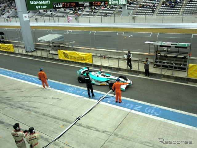 Fニッポンで連勝したロッテラーが自チームのピット前を通り車検場へ。チーフエンジニアが拍手を贈る
