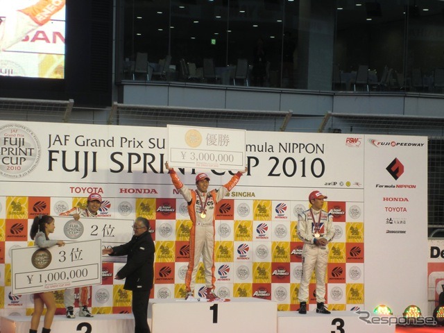 GT500のレース2、優勝は伊藤(中央)、2位が大嶋(左)でレクサス勢1-2。3位は小暮卓史(ホンダHSV-010)