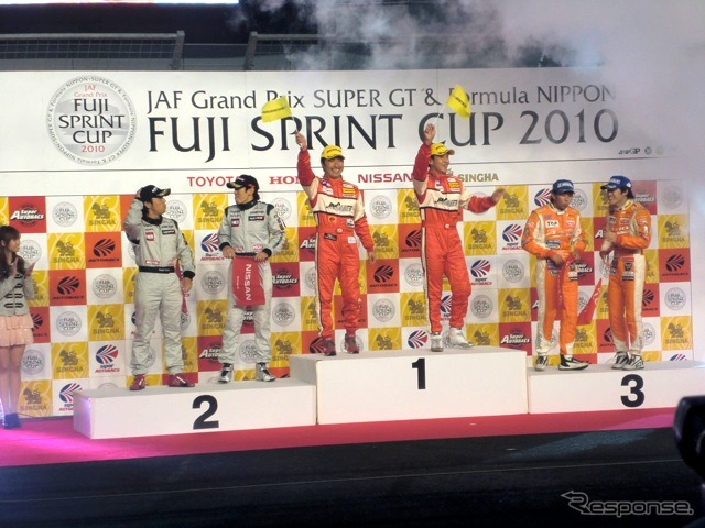 GT300の2日間総合の表彰式。左から2位の星野一樹&柳田真孝(フェアレディZ)、王者の田中&平中(フェラーリ)、3位の井口卓人&国本雄資(カローラアクシオ)
