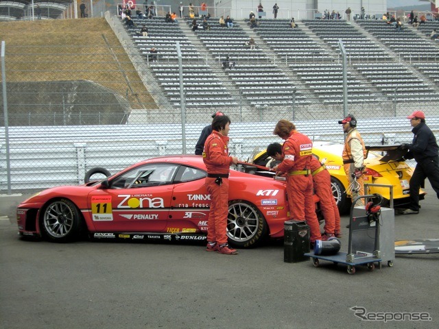 GT300のレース2を制したフェラーリ(手前)と、2位のフェアレディZ