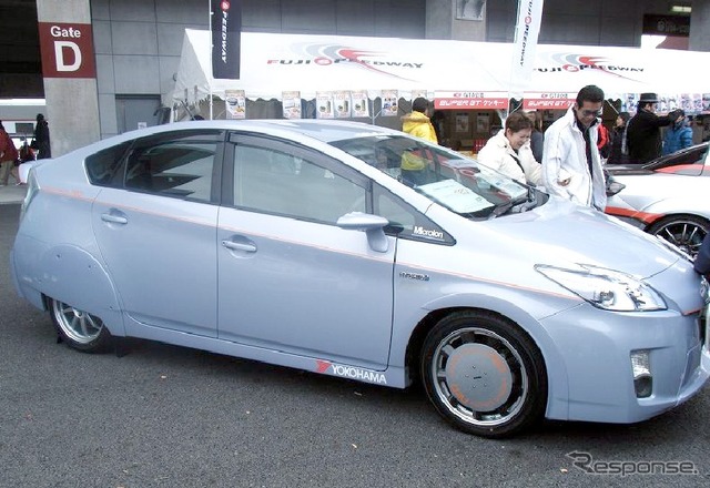 ブルーアースを装着したエアロプリウス YURASTYLE neo