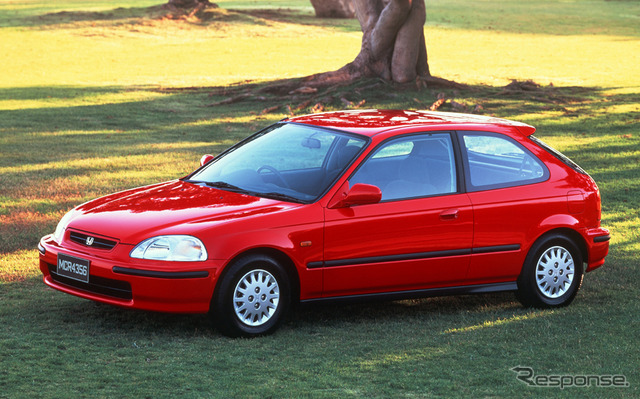 シビックは年内で国内販売を終了する(写真は1995年発売の6代目)