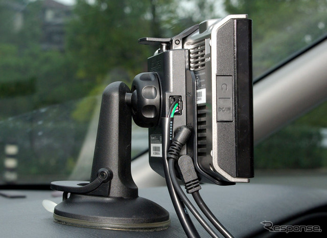 電源、バックカメラ、車速パルスなどのハーネスを全て接続するとこのようになる。もちろん、全てクレードル側に接続するので、本体の脱着は素早くできる。