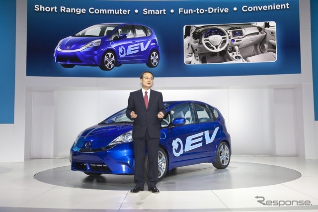 フィットEVを発表するホンダの伊東社長