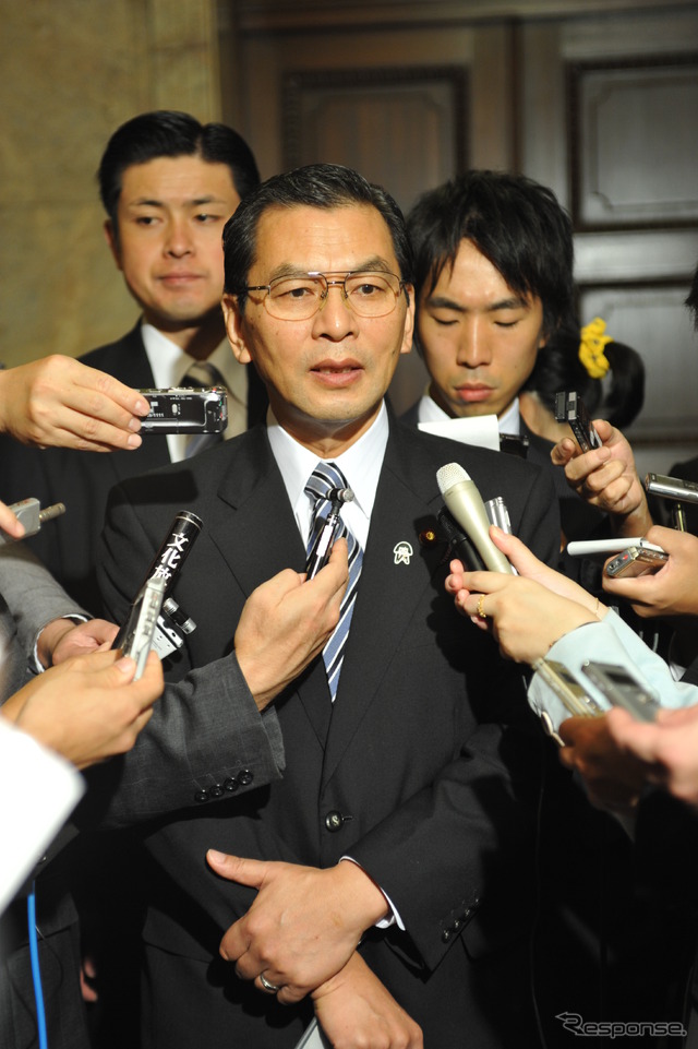 国会内で会見に応じる大畠章宏経産相 撮影=中島みなみ