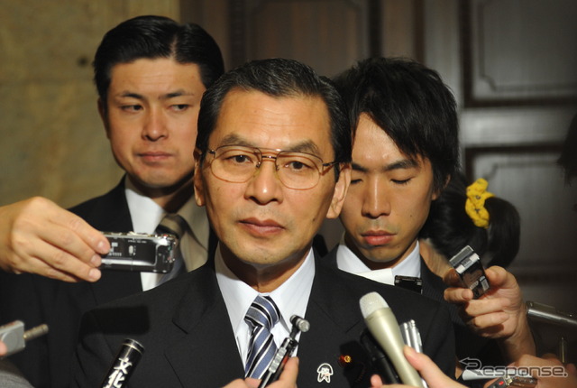 国会内で会見に応じる大畠章宏経産相 撮影=中島みなみ