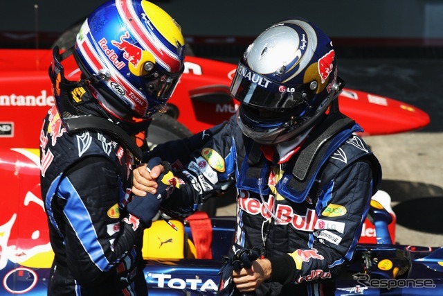 健闘を称え合うウェバー（向かって左）とベッテル（ブラジルGP）