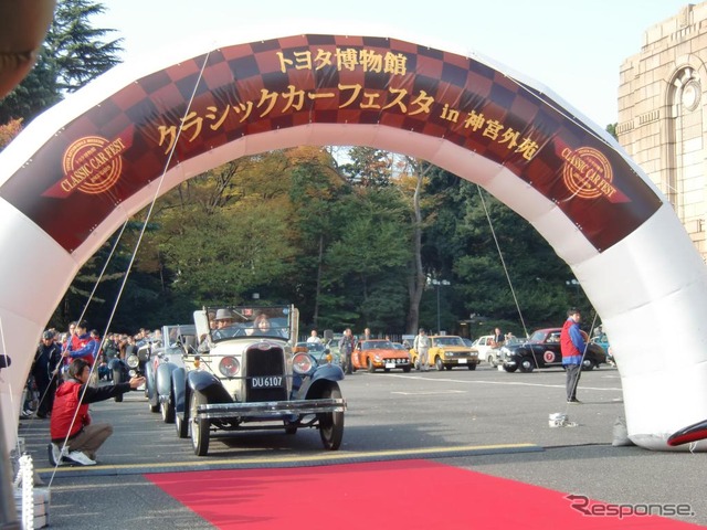 パレードへスタートする参加車。これはシボレー・ナショナルABツーリング