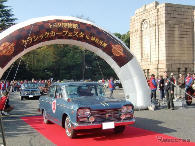 日産車も参加。セドリックデラックスもパレードへ向かう