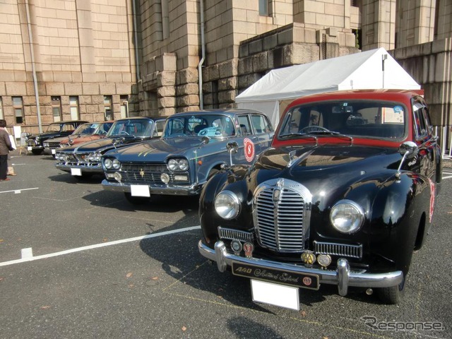 当時日産がノックダウンしていたオースチンA40サマーセットを先頭に日産車が並ぶ