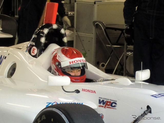 中嶋ファミリーの次男、中嶋大祐は父・悟のチームからテストに参加。初日は11番手タイム