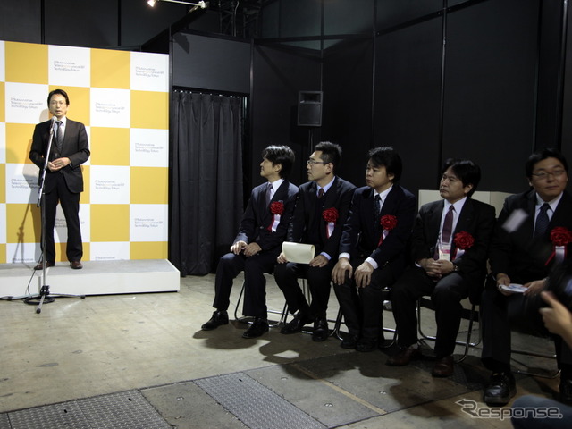 本田技研工業 インターナビ事業室長の今井武氏とATTTアワード選考委員会のメンバー