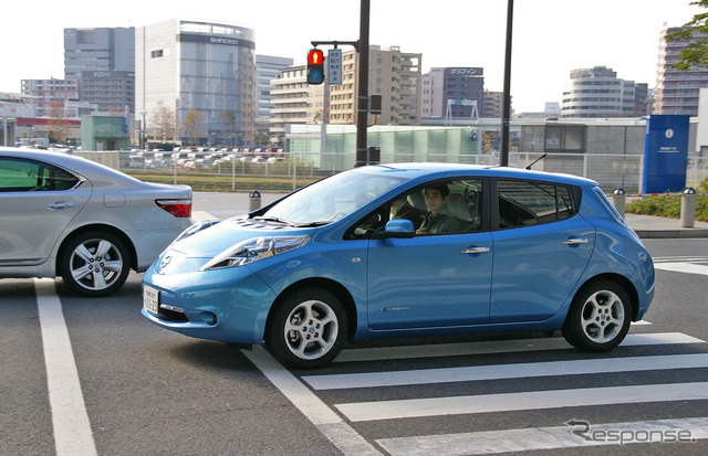 初の公道試乗をおこなった日産リーフ