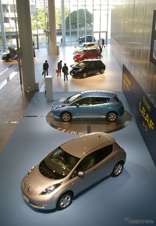 日産ギャラリーに展示されているリーフ