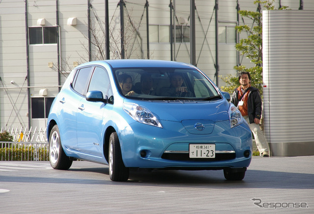 初の公道試乗をおこなった日産リーフ