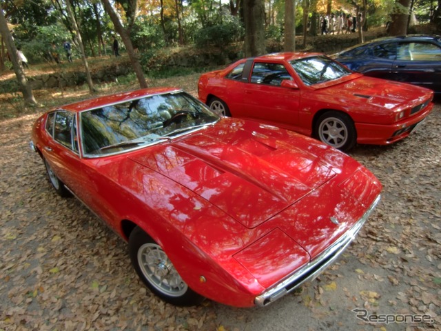 赤いギブリ(左)と赤いシャマル(右)