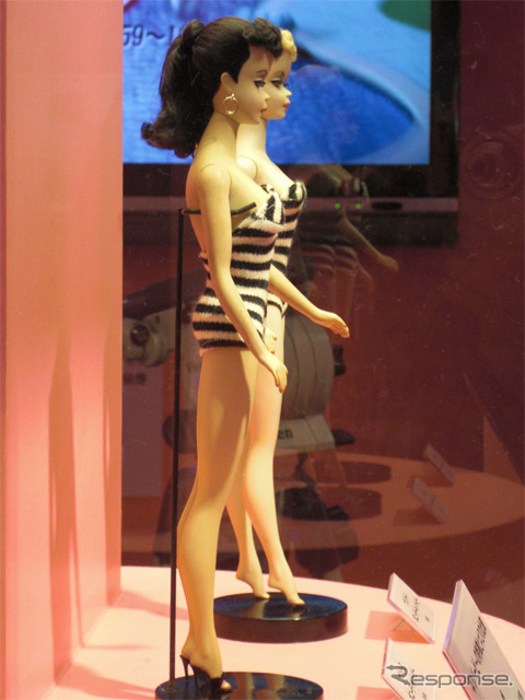 ナンバー2(手前)とナンバー1。(C)2010 Mattel, Inc.
