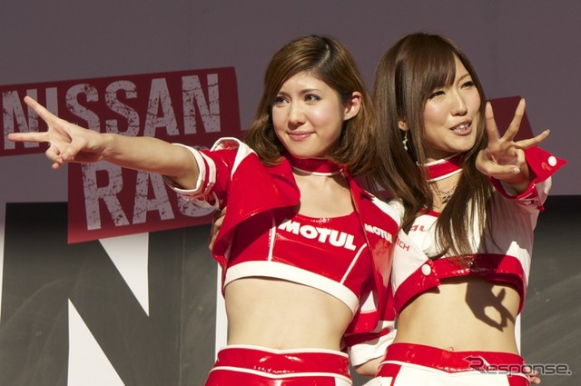 NISMOフェスティバルに、日産チームのレースクイーンが集合した。
