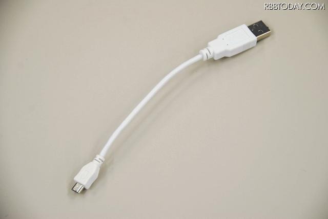 付属の充電用USBケーブル 付属の充電用USBケーブル