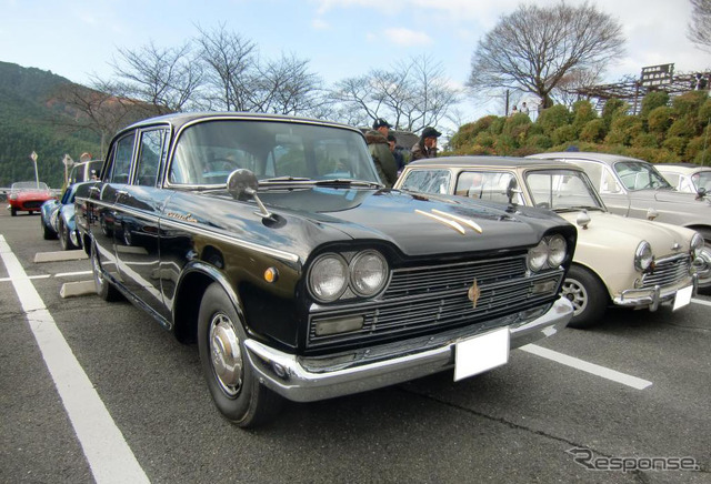 セドリックもシングルナンバー。1900ccだというが、そう感じさせない威風堂々としたスタイルである