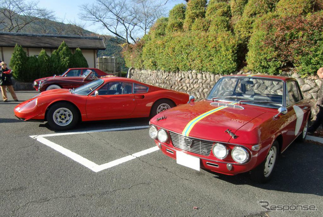 ランチアフルビアHF(手前)とディーノ