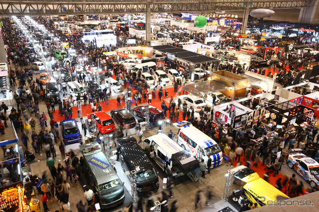 オークネットは中古車購入時の車両検査デモを実施する(写真は2010年の会場風景)