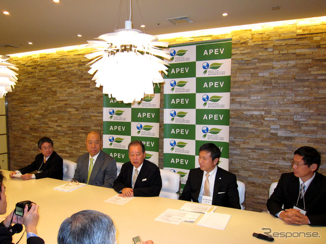 中央は会長を務めるベネッセホールディングス取締役会長福武總一郎氏