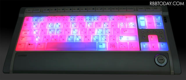 LEDの発光を好みに設定！レインボーに光るUSBキーボード！ 別売のコントロールソフトを使用してキーカラーのLED発光を512色から更に細かく設定