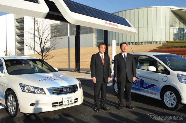 伊東孝紳社長(左)と松岡進埼玉県産業労働部長(右) 撮影=中島みなみ