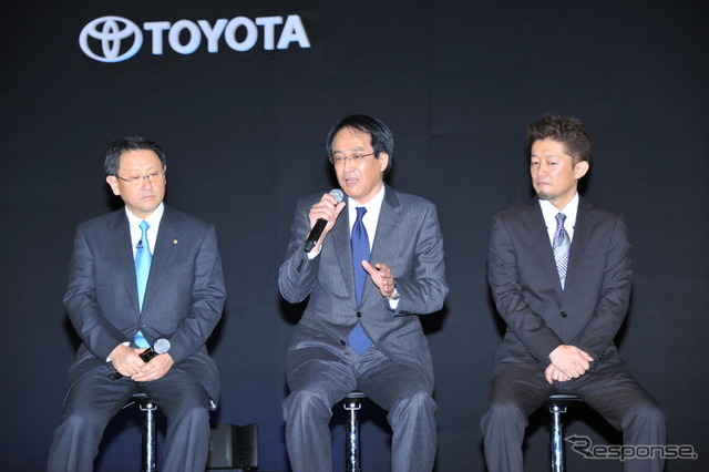 開発の狙いを語る山本博文チーフエンジニア(中央)。左は豊田章男社長