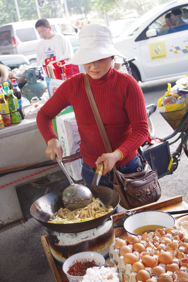その場で焼うどんをつくってくれる露天商