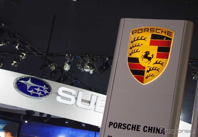 スバルは超高級車展示エリアにブースを構えた
