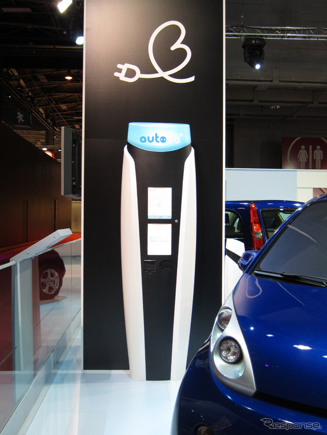 2010年パリショー、ボロレ・ブースに置かれた充電スポット