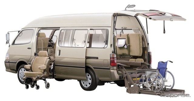 ウェルキャブ福祉タクシー仕様車(2002年)。アームの金属部品が露出している仕様としては最後期のもの