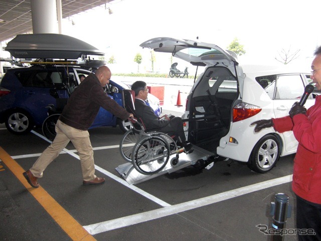トヨタのリヤスロープ装備車は、すべてニールダウン機能をもつ。写真はラクティス