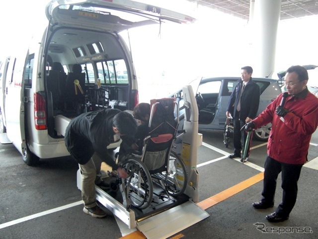車いす用のシートベルトを車外で着用することができる