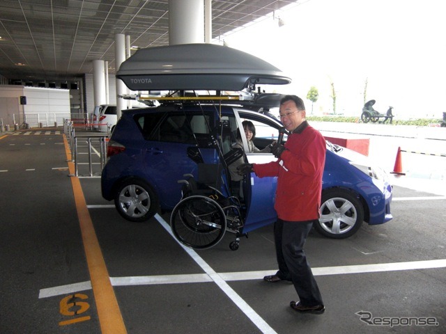 ルーフ上に電動で車いすを格納できるウェルキャリー