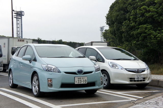 プリウスとフィットHV