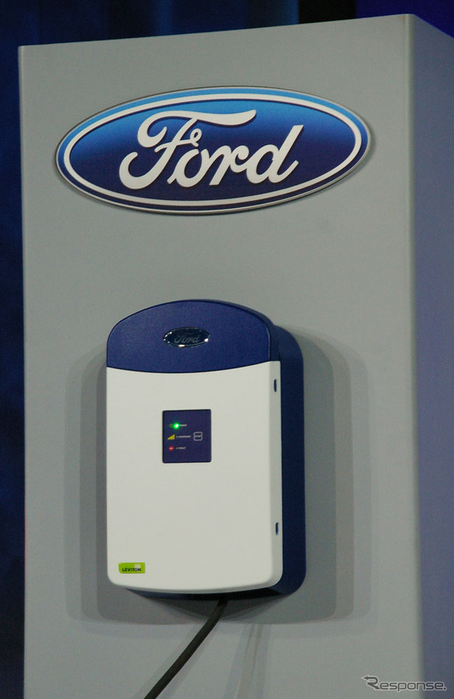 フォードの純正家庭用充電器。簡単に取り外しができる