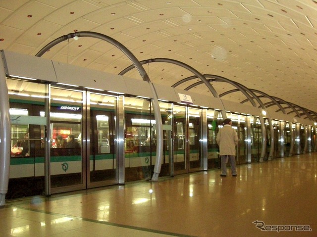 ホームドアが装備された7号線。ピラミデ駅で