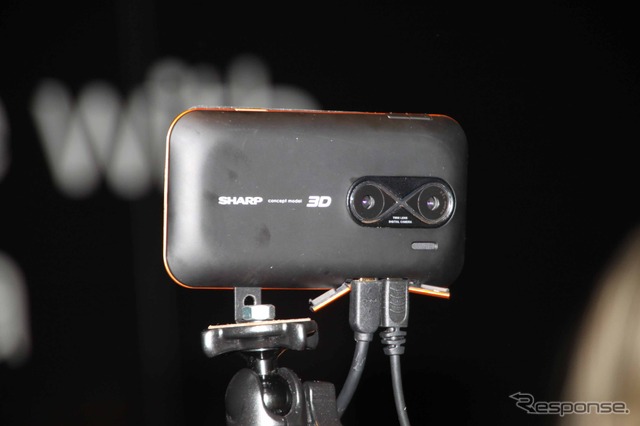 シャープの3D撮影機能付きモバイル端末。スマートフォンなどへの搭載が期待される